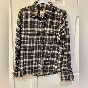 GUC MENS FLANNEL BUTTON UP LONG SLEEVE SHIRT. Black/White. Size XL